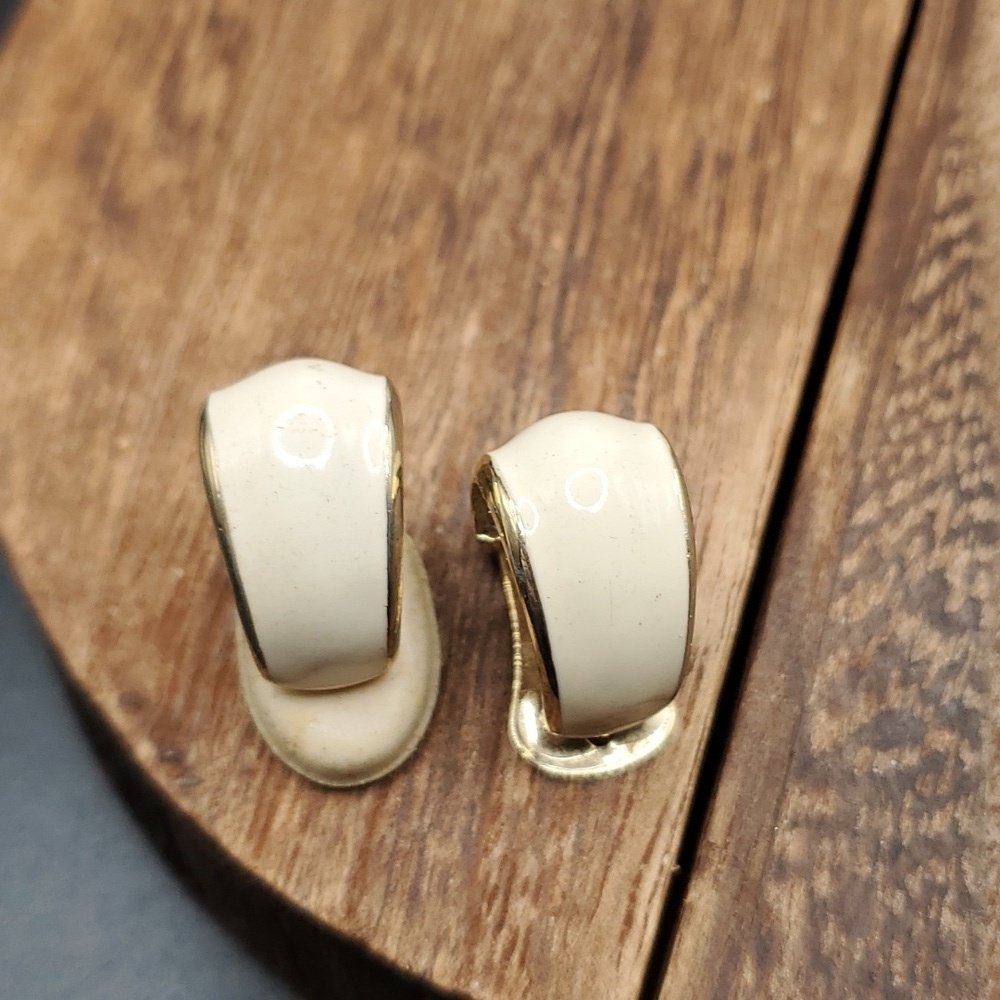 E518 cream eggshell‎ vintage clip on earrings